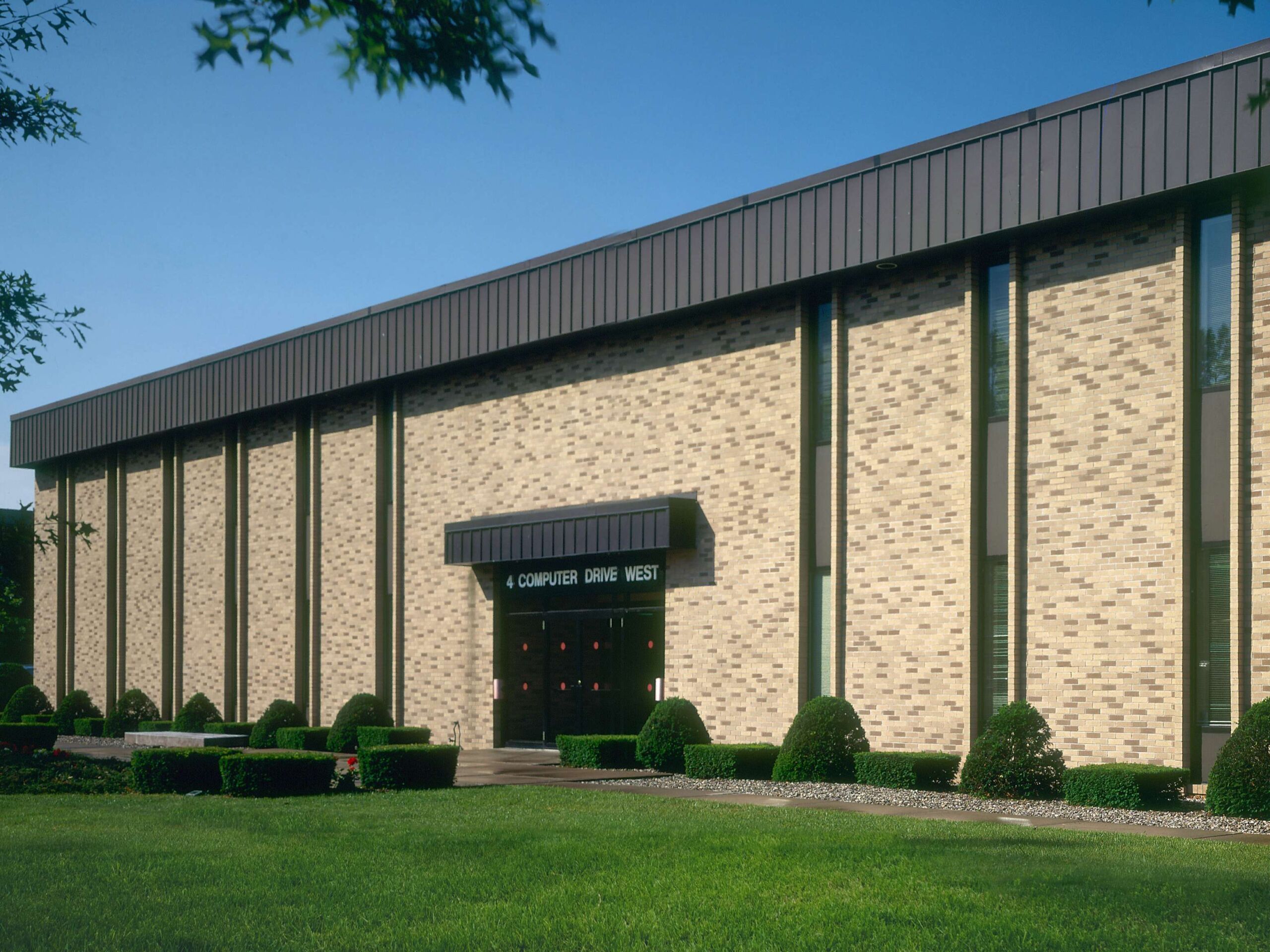 AlbMgt-colonie-_4_cdw_exterior_with_grass_